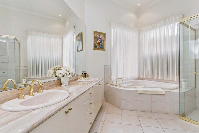 10 Bindley Court Kilmore Bathroom