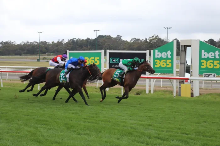 Racing photo 1068w WebRdy 1