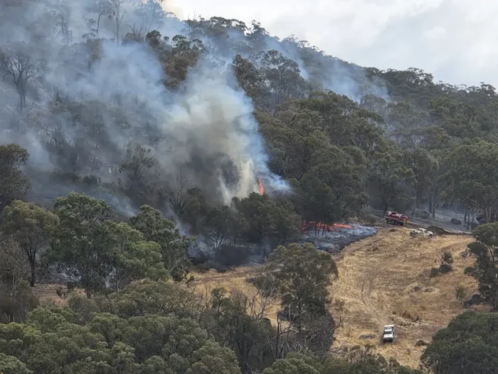 Fire crews hold the line 1 Trawool Fire 1068w WebRdy