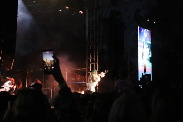 Tones and I 2 1068w WebRdy