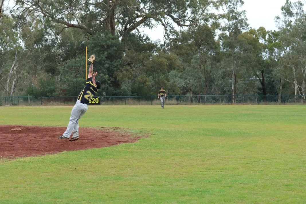 Majors climb back up to third