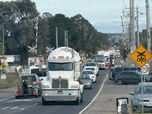 Traffic talk shifts gears 1 Donnybrook Road traffic 1068w WebRdy